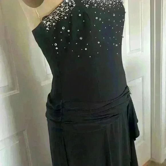 Dave and Jonny Black Long evening dress w/Pearls and Rhinestone detail. - Picture 6 of 16